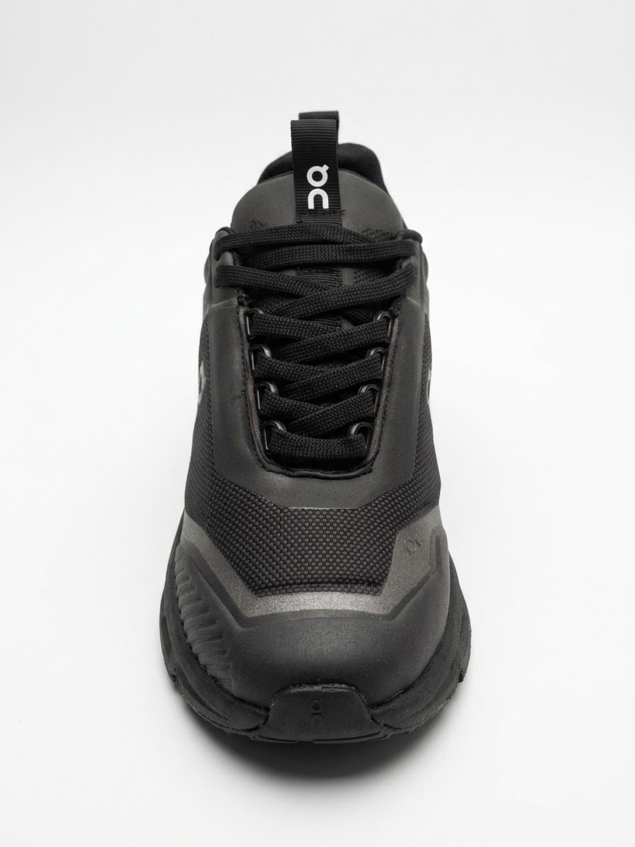 Tenis negro en vista frontal